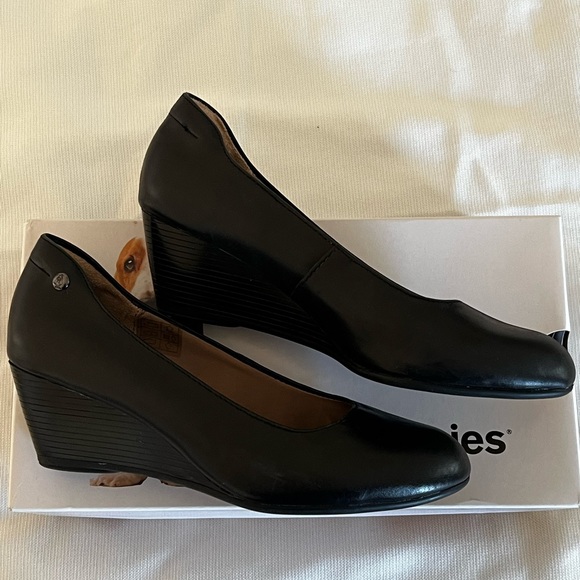 Hush Puppies Leather Wedge Pumps  - size US 6 - Picture 3 of 6